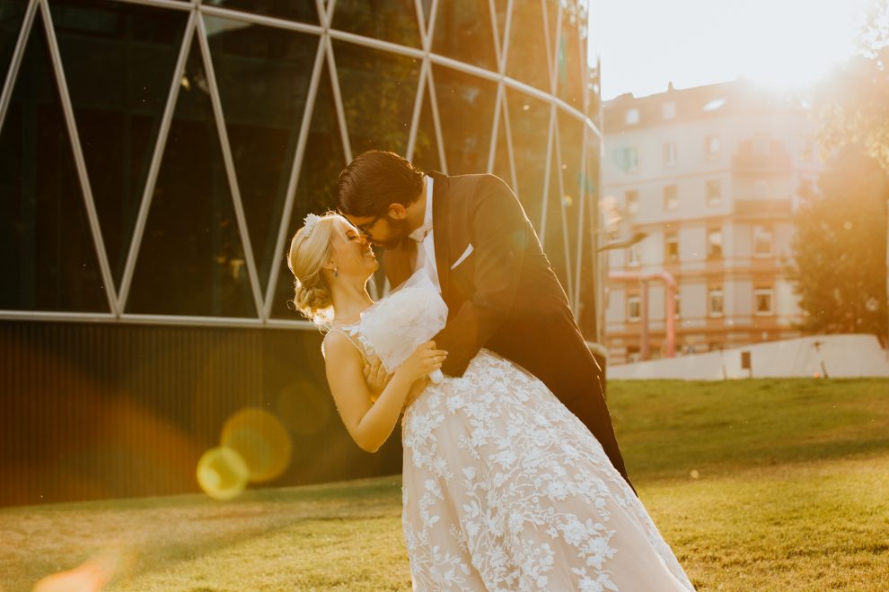 Hochzeitsfotograf Frankfurt Brautpaar bei Sonnenuntergang in der Stadt