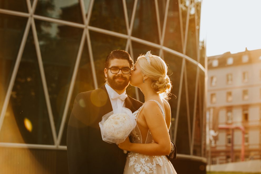 Hochzeitsfotograf Frankfurt Brautpaar bei Sonnenuntergang in der Stadt