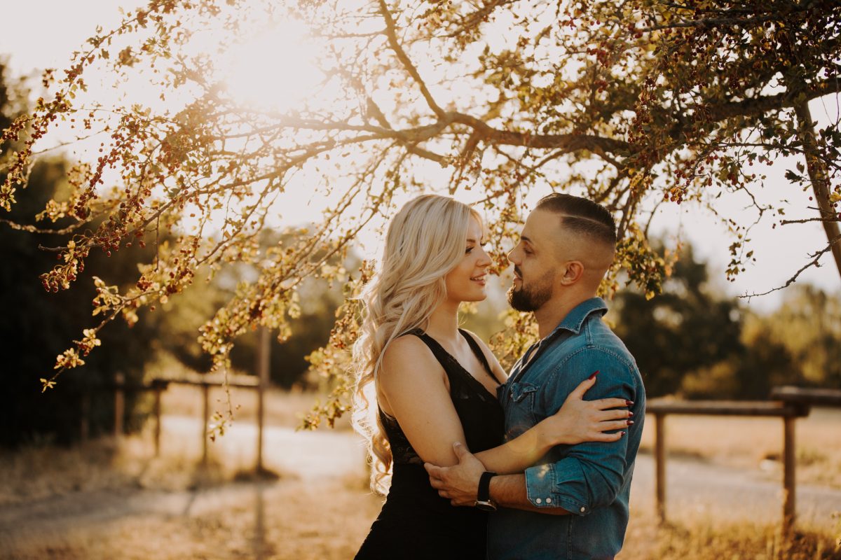 Paar Shooting bei Sonnenuntergang in Schwanheim Frankfurt