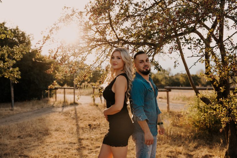 Paar Shooting bei Sonnenuntergang in Schwanheim Frankfurt