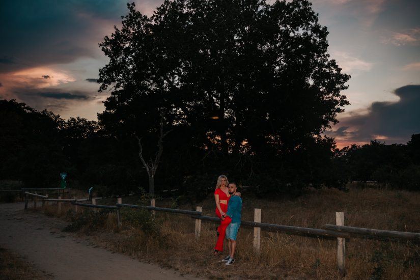 Paar Shooting bei Sonnenuntergang in Schwanheim Frankfurt