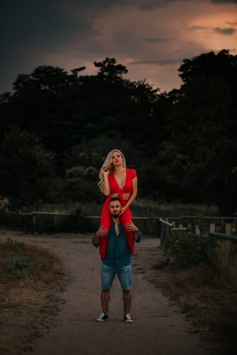 Paar Shooting bei Sonnenuntergang in Schwanheim Frankfurt