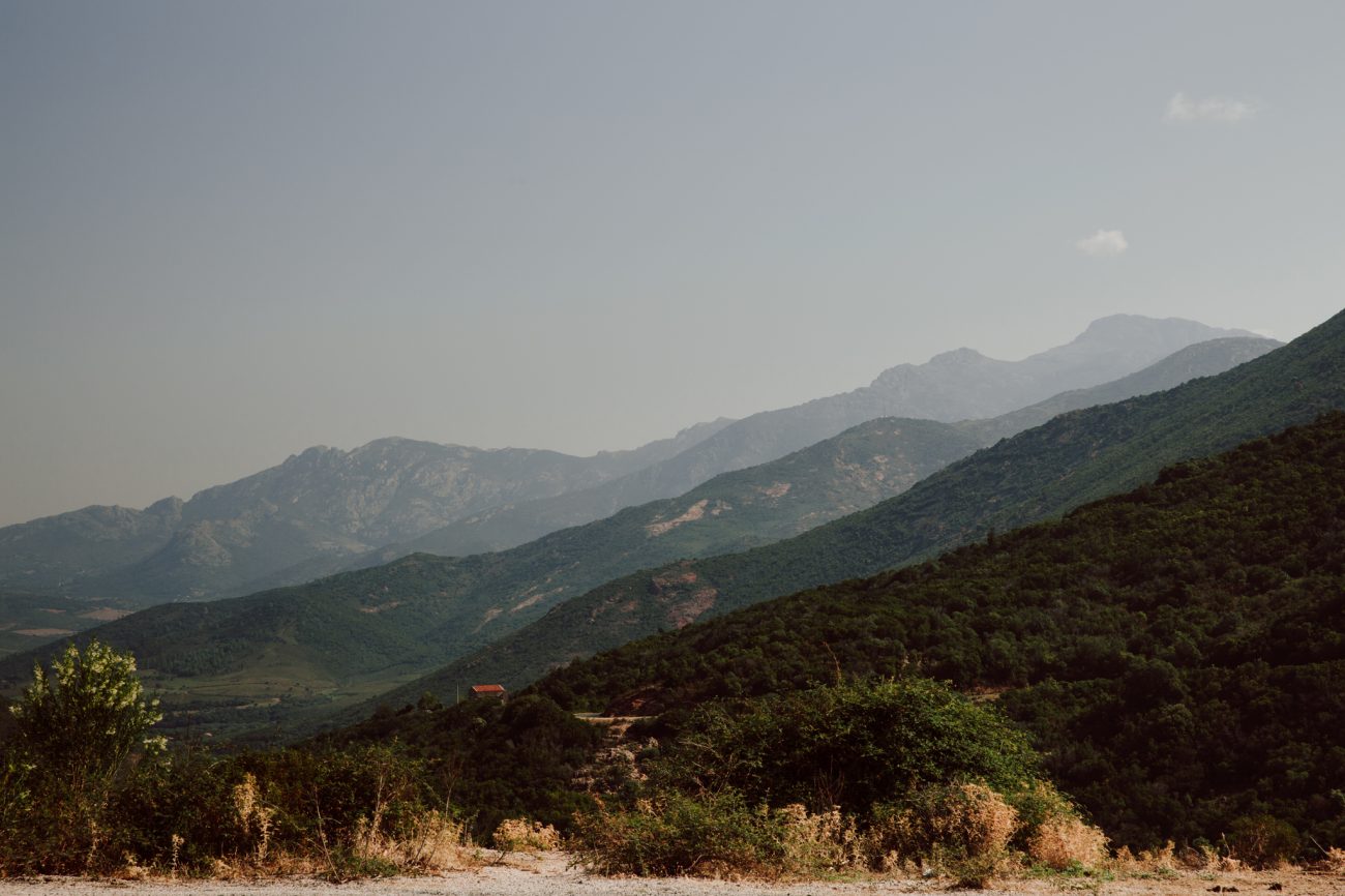 Urlaub auf Korsika, Gebirge im Mittelmeer, Reisefotos, Am Strand