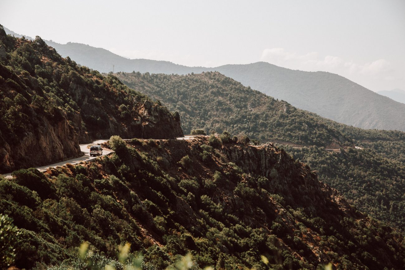 Urlaub auf Korsika, Gebirge im Mittelmeer, Reisefotos, Am Strand