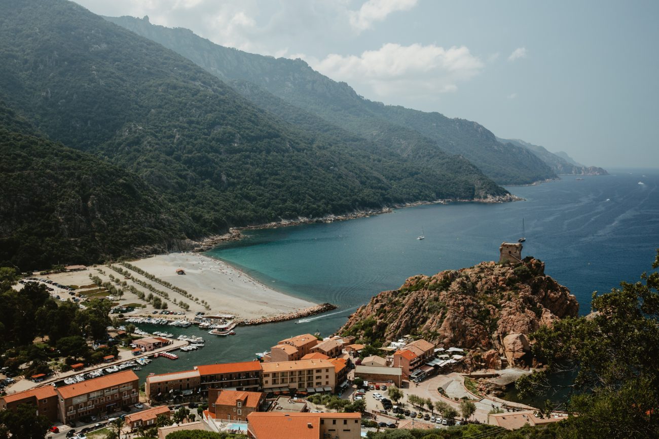 Urlaub auf Korsika, Gebirge im Mittelmeer, Reisefotos, Am Strand