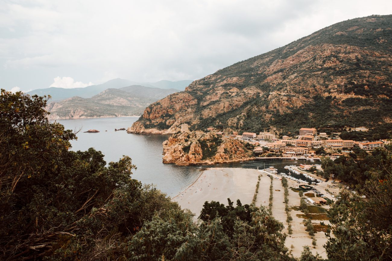 Urlaub auf Korsika, Gebirge im Mittelmeer, Reisefotos, Am Strand