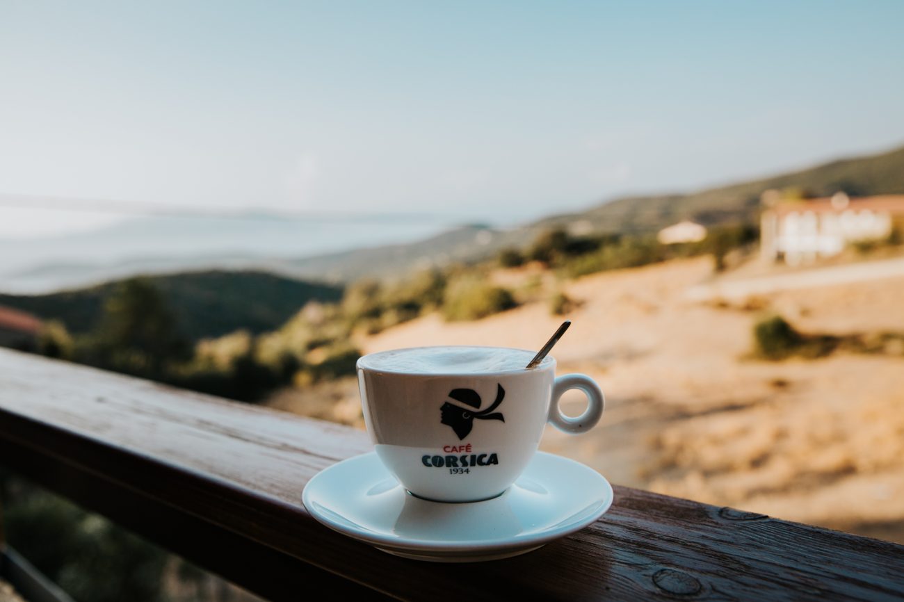 Urlaub auf Korsika, Gebirge im Mittelmeer, Reisefotos, Coffee time