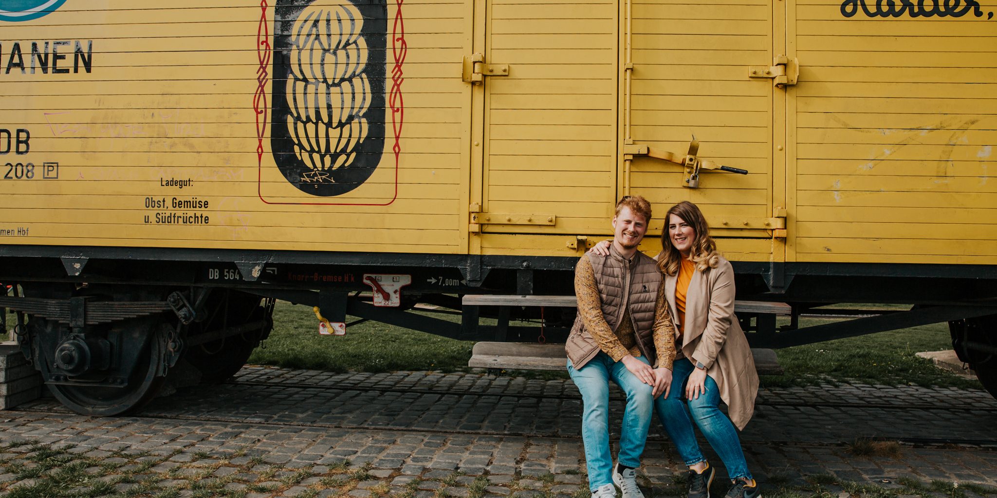 Anna & Florian (2) Geschwister, Familienfotos, Fotoshooting Family, Erwachsene Kinder, Frankfurt Osthafen