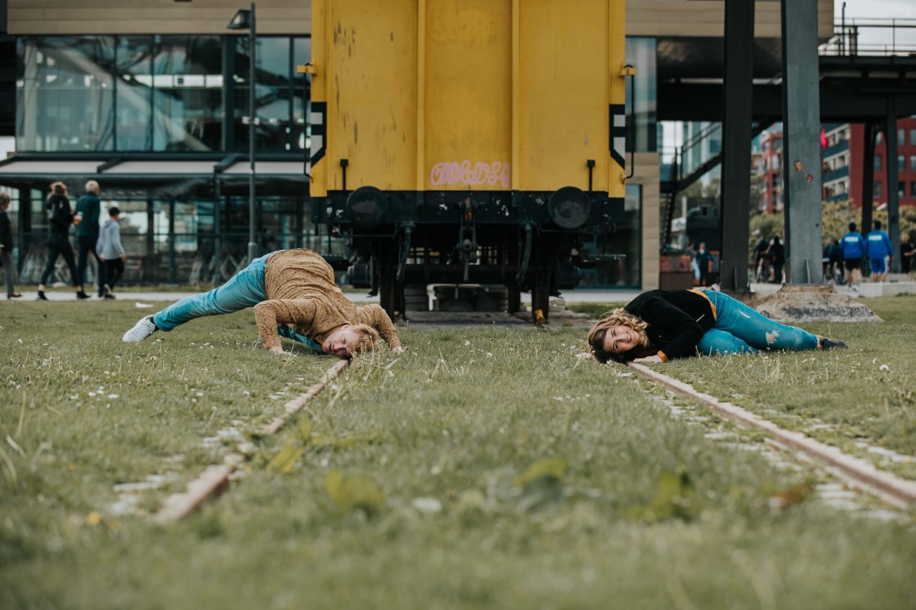 Geschwister, Familienfotos, Fotoshooting Family, Erwachsene Kinder, Frankfurt Osthafen