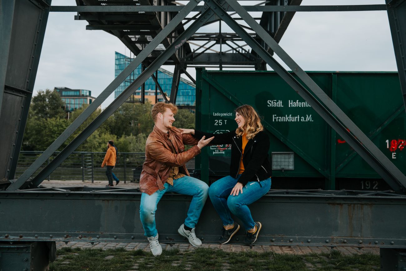 Geschwister, Familienfotos, Fotoshooting Family, Erwachsene Kinder, Frankfurt Osthafen
