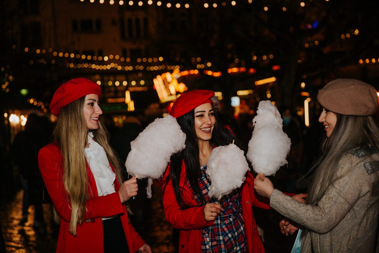 Frauen mit Zuckerwatte