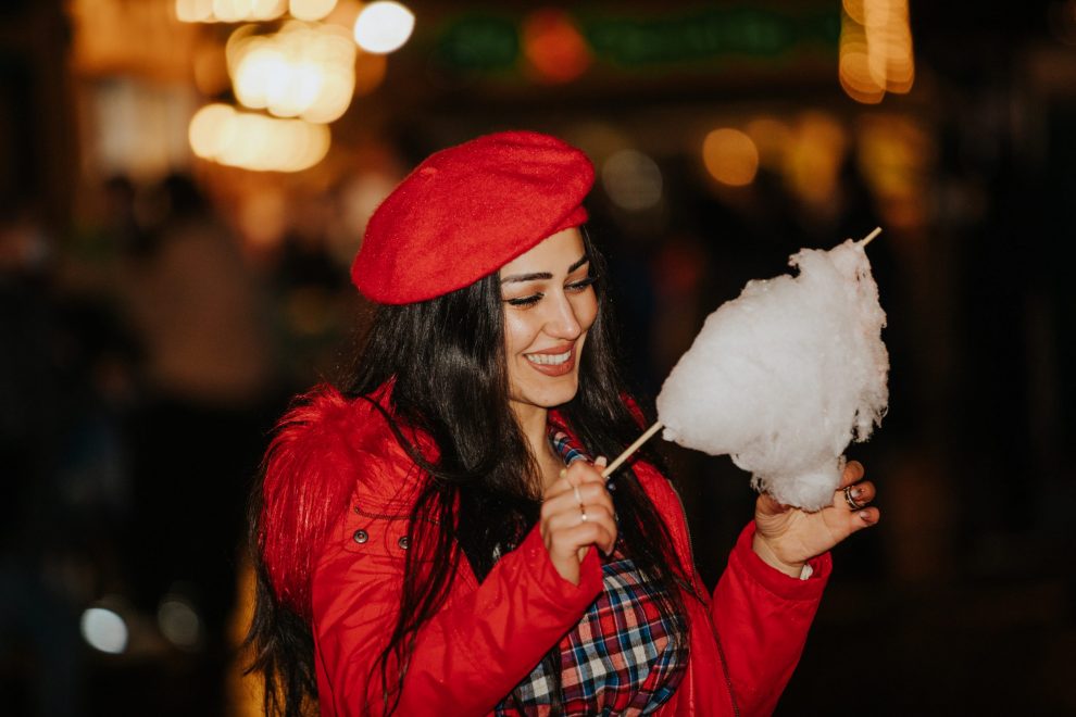 Frau mit Zuckerwatte