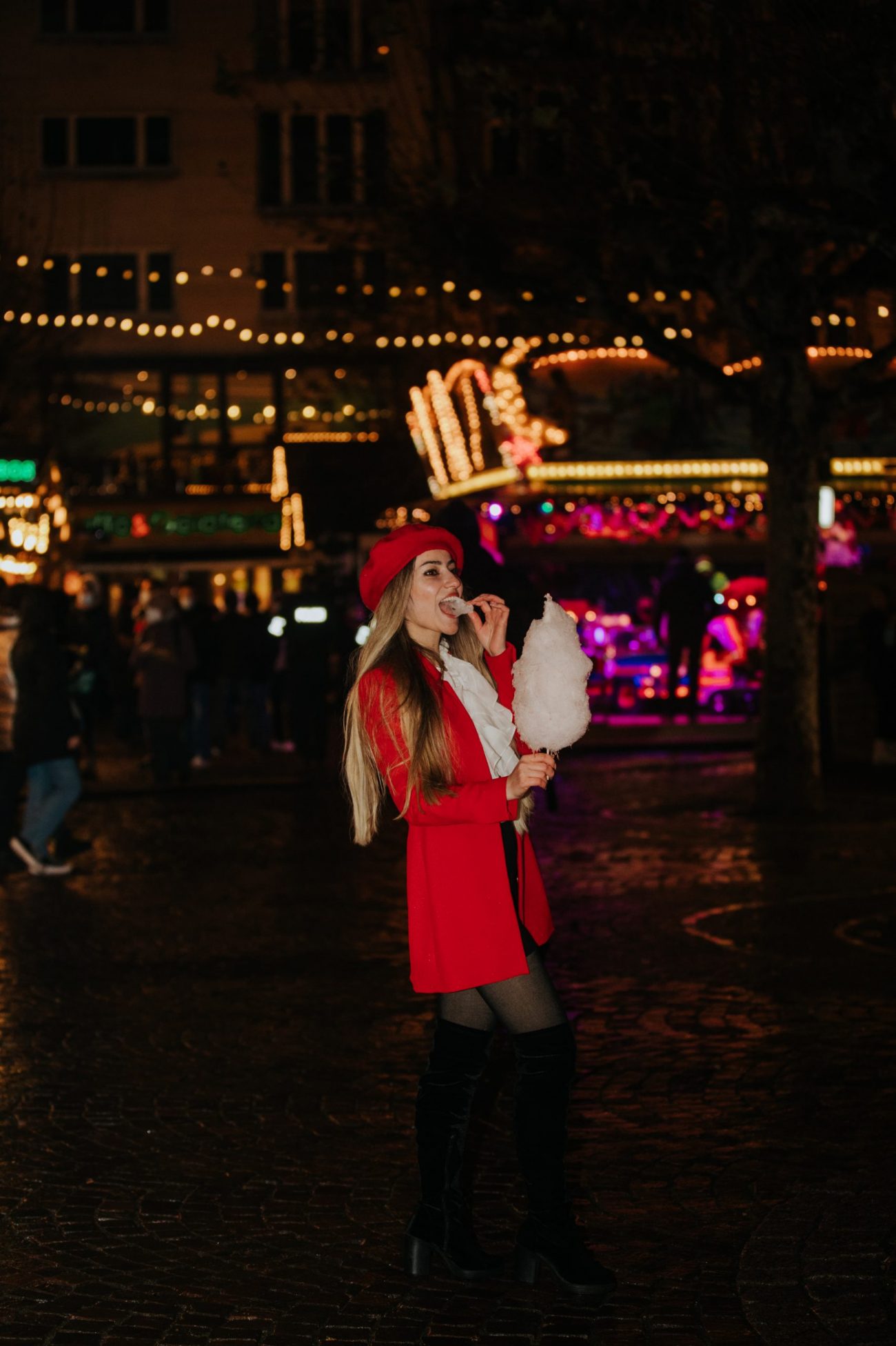 Frau mit Zuckerwatte