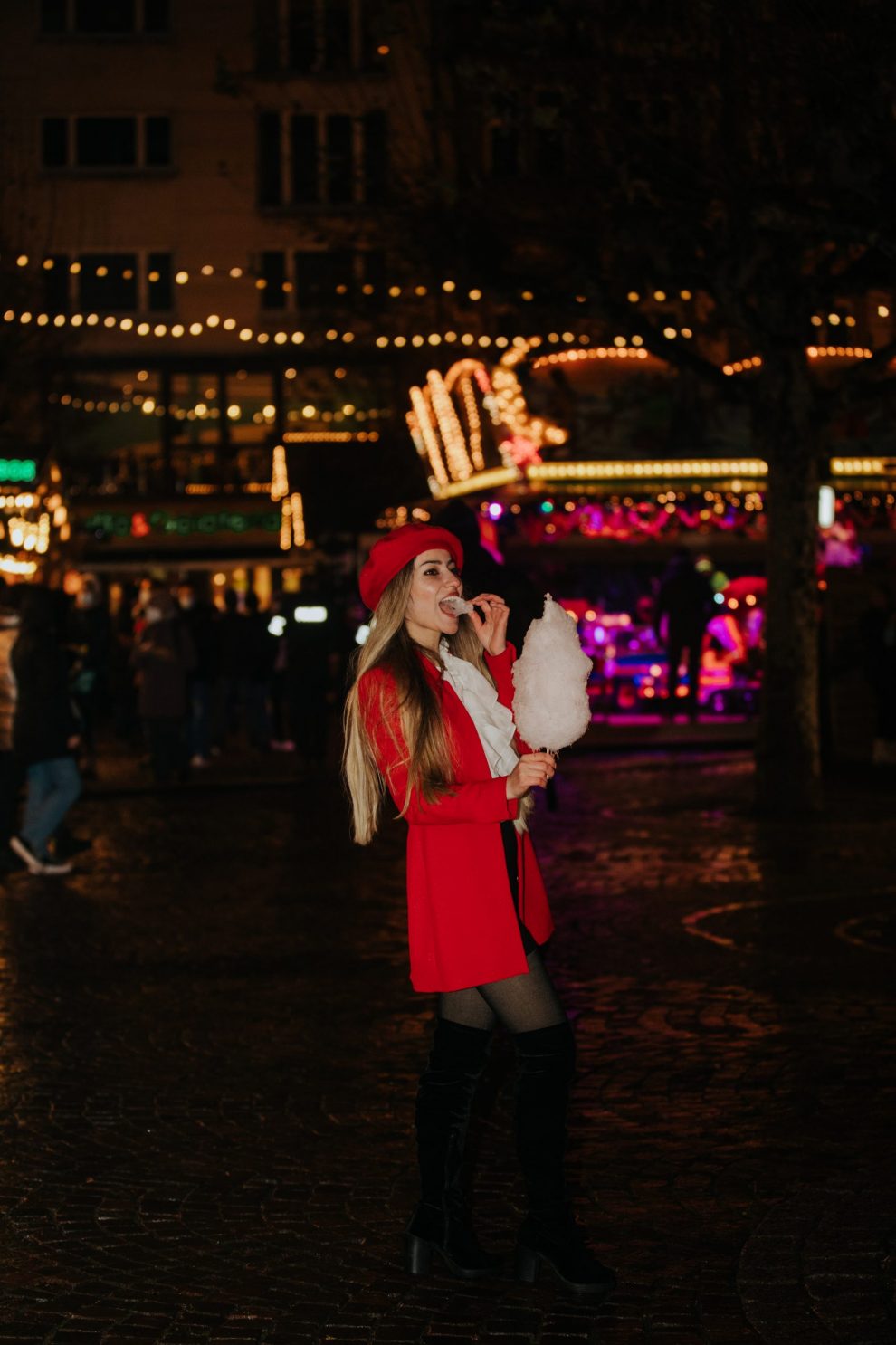 Frau mit Zuckerwatte
