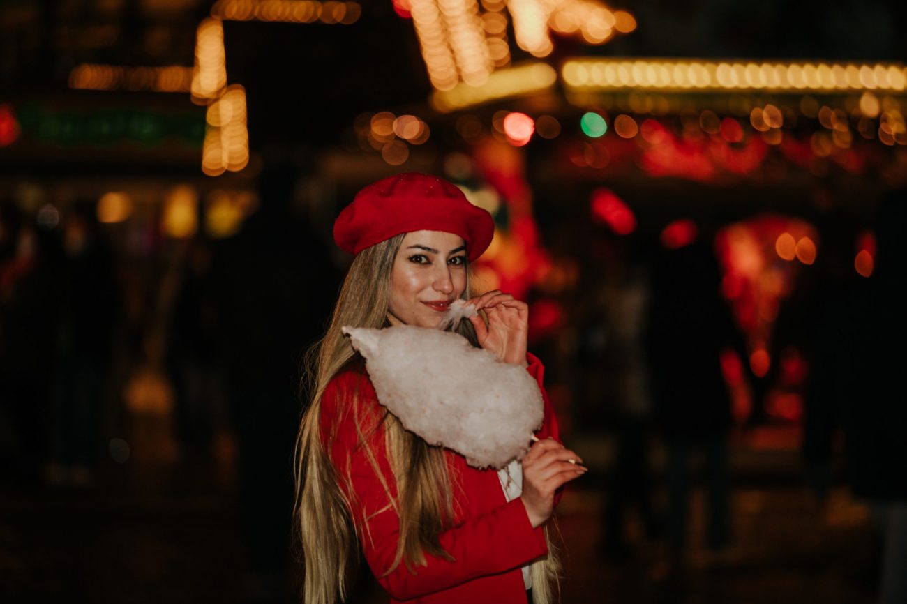 Frau mit Zuckerwatte