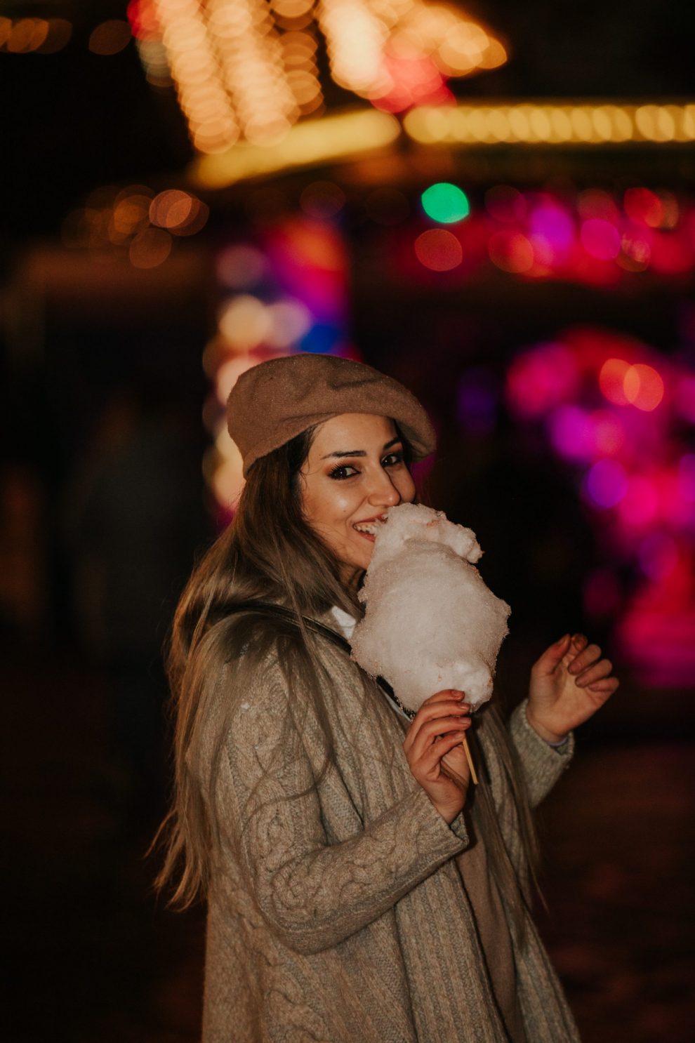 Frau mit Zuckerwatte