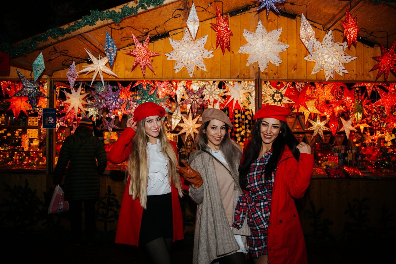 Frauen Auf dem Weihnachtsmarkt