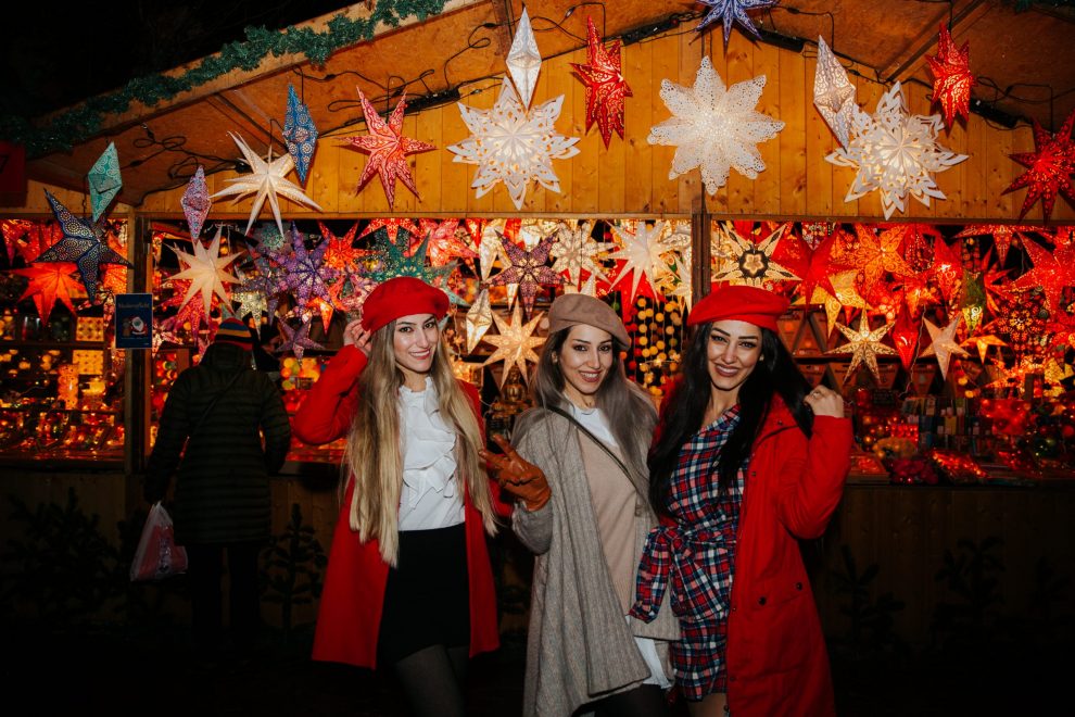 Frauen Auf dem Weihnachtsmarkt