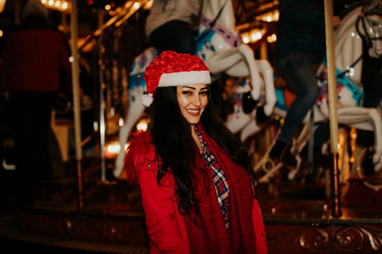 Frau auf dem Weichnachtsmarkt
