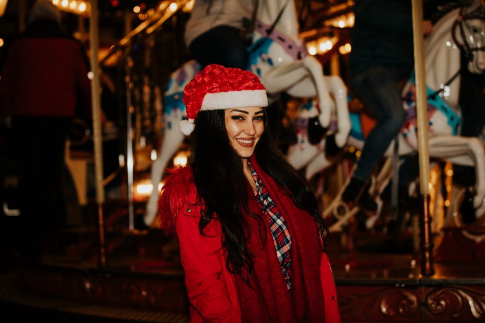 Frau auf dem Weichnachtsmarkt