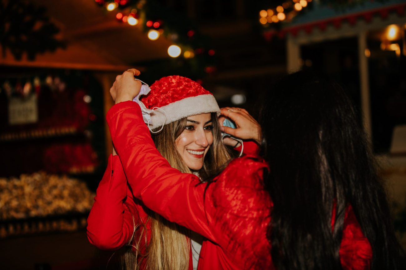 Frau auf dem Weichnachtsmarkt