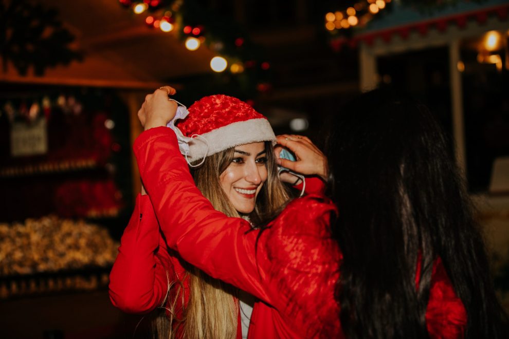 Frau auf dem Weichnachtsmarkt