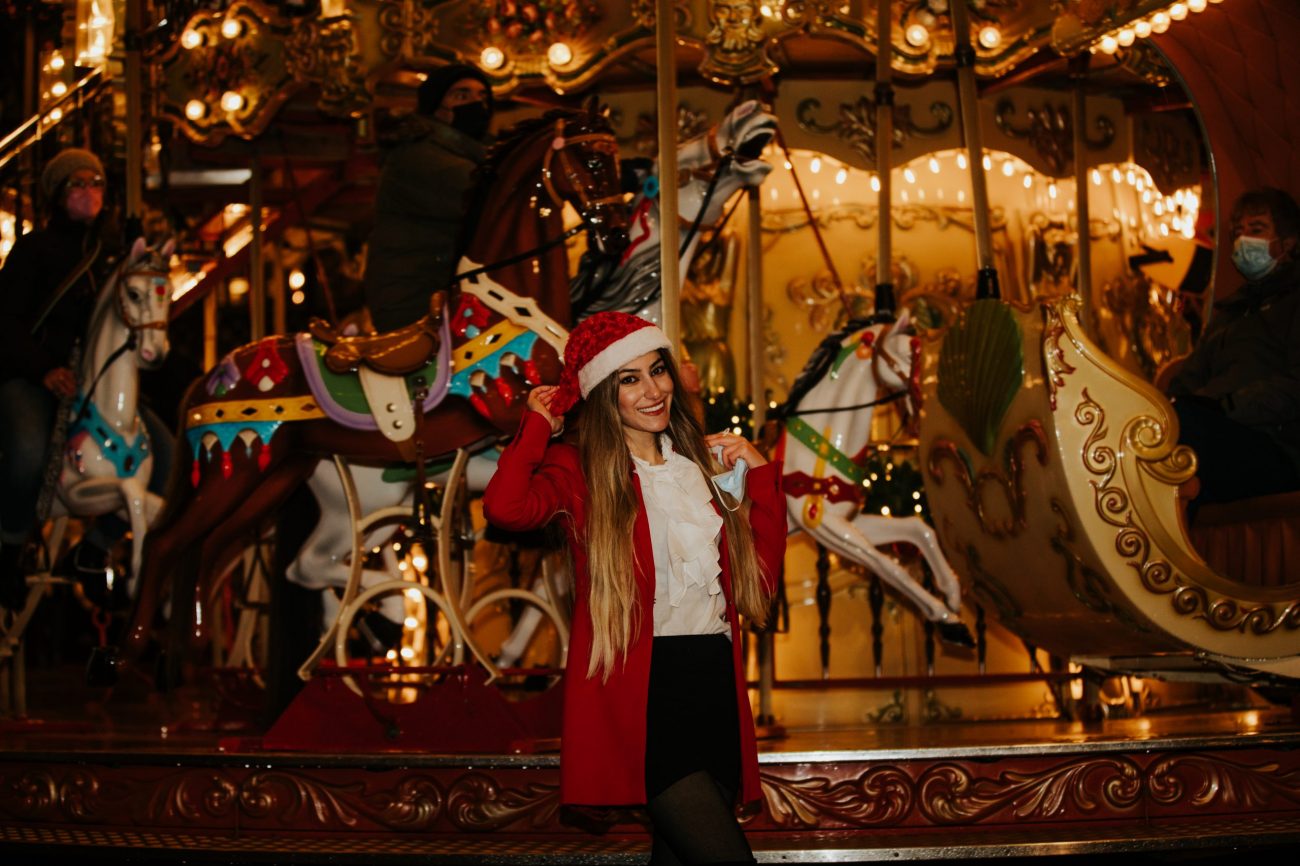 Frau auf dem Weichnachtsmarkt