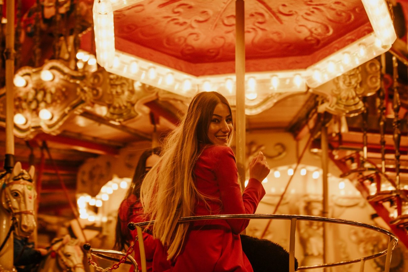 Frau am Karussell
