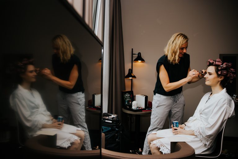 Visagistin schminkt die Braut vor ihrer freien Trauung in Wiesbaden